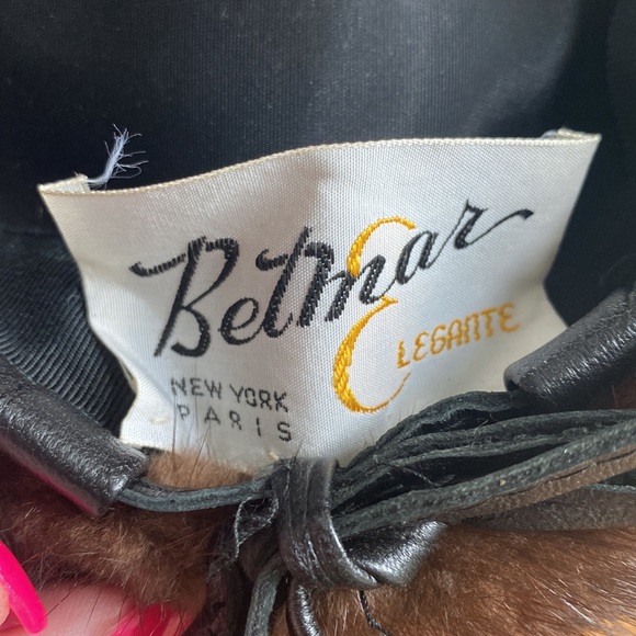 Vintage brown and black fur hat by Betmar Legante. Leather bow in back. - Picture 6 of 6